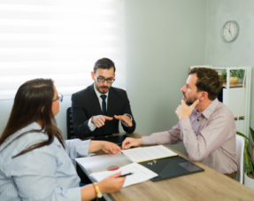 Image of a lawyer mediating between a distressed couple, representing Resolution Together divorce.