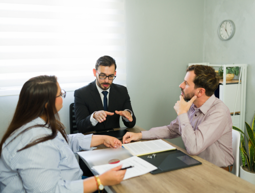 Image of a lawyer mediating between a distressed couple, representing Resolution Together divorce.